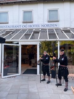 Her underholder Vægterne på Hotel Norden