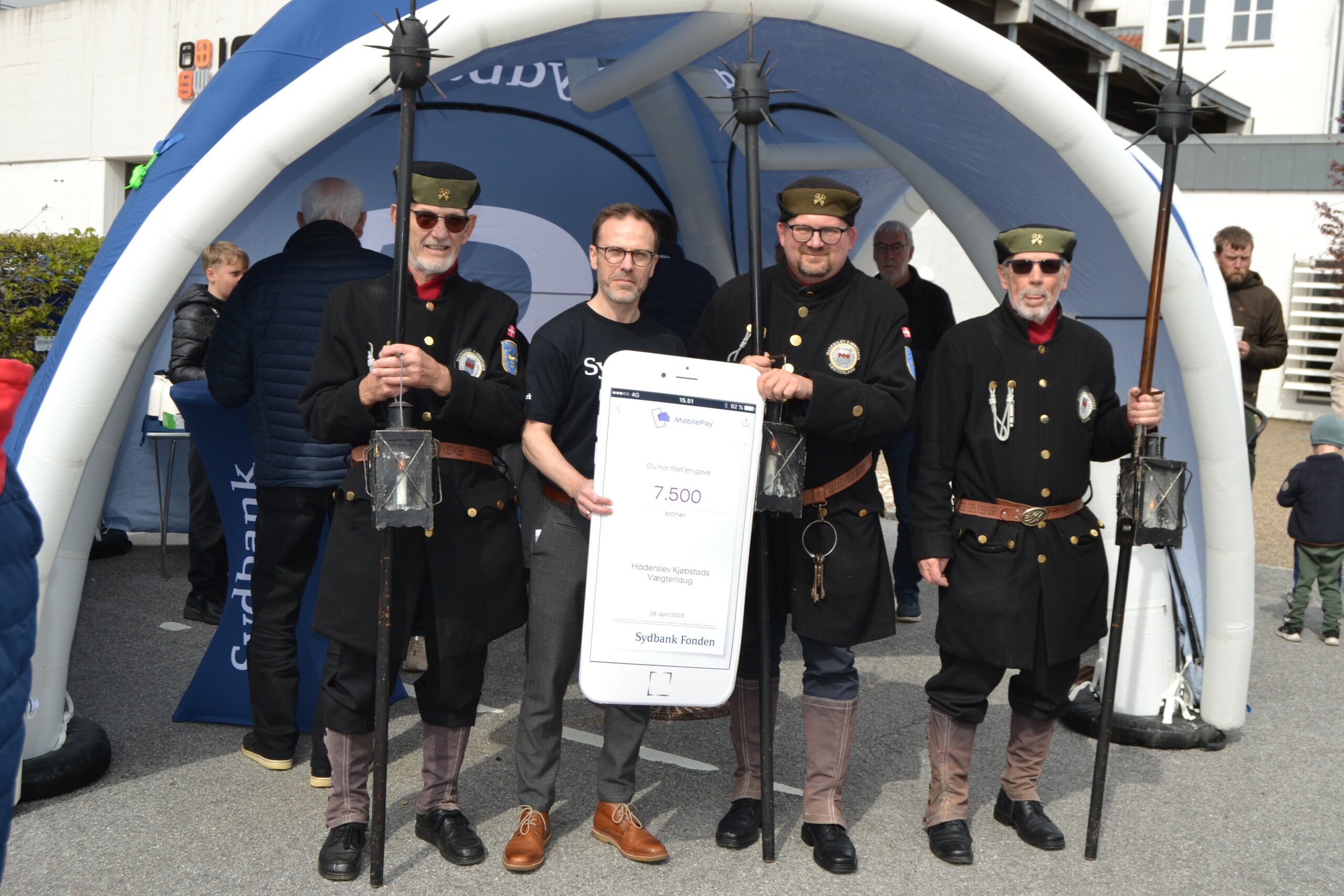 D. 28.04.2023 modtog Haderslev Kjøbstads Vægterlaug et sponsorat på 7500 kr. fra Sydbank til syning af ny uniform.