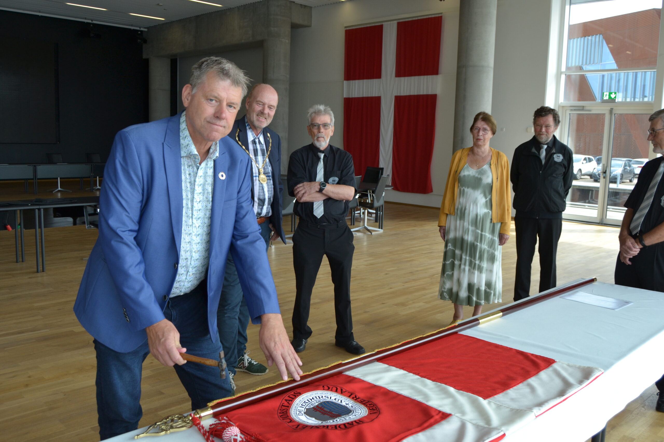 D. 11.07.2023 fik Haderslev Kjøbstads Vægterlaug indviet deres nye fane på Rådhuset ad Mads Skau – -Christian Schulz og Inge Bork Larsen.